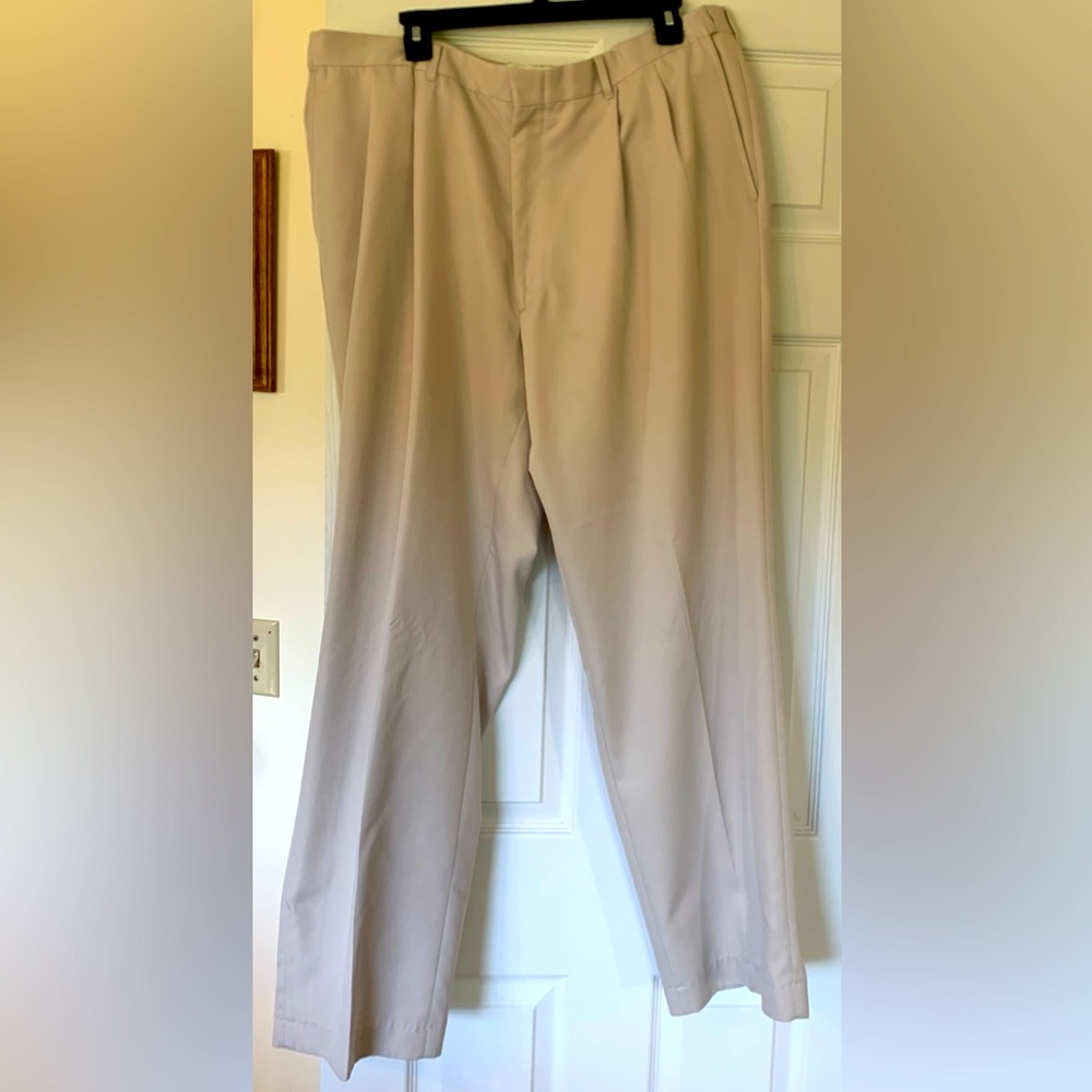 NORM THOMPSON AUTO-SIZER - MEN'S KHAKI PLEATED FRONT DRESS PANTS - SIZE 40R